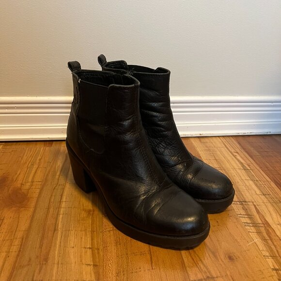 Vagabond Grace Black Leather Chelsea Chunky Heel Boots - Picture 2 of 14